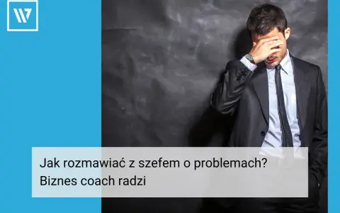 Zestresowany mężczyzna w garniturze, który zastanawia się, jak rozmawiać z szefem o problemach. Biznes coach podpowiada.