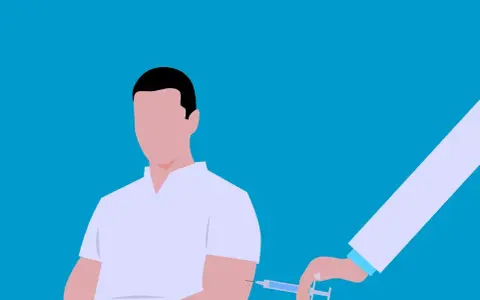 En person får ett vaccin. En läkare ger en injektion, kanske för att skydda mot gula febern.