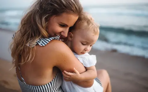 Mama tuli niemowlaka nad polskim morzem. Idealne miejsce, gdzie na wakacje z niemowlakiem w Polsce.