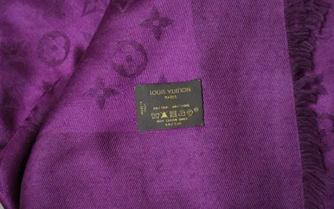 Jak rozpoznać oryginalny szal Louis Vuitton i uniknąć podróbek