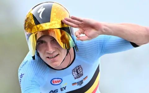 Rad-WM: Ein Radfahrer im belgischen Trikot salutiert, bereit für den Zeitplan.