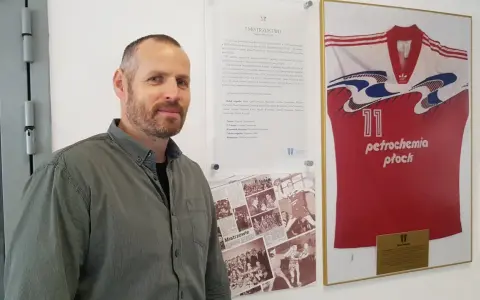 Michał Dębski na tle koszulki "Petrochemia Płock" z numerem 11, upamiętniającej mistrzostwo Polski w sezonie 1994/1995.