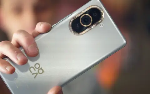 Dłoń trzyma srebrny Huawei Nova 10 Pro, ukazując moduł potrójnego aparatu z 50MP RYYB sensorem.