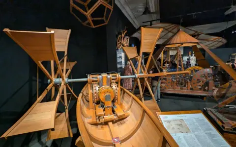 W muzeum Leonarda da Vinci we Florencji podziwiać można drewniane modele jego wynalazków, w tym łodzi z napędem.