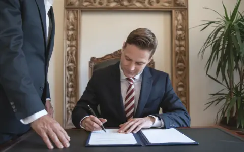 Czy notariusz jest prawnikiem? Poznaj jego rolę i kwalifikacje