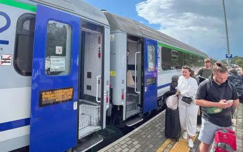 Pasażerowie z bagażami czekają na pociąg relacji Warszawa - Wilno.