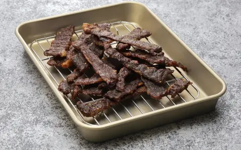 Suszone plastry wołowiny na kratce w blaszce. Idealne do domowego beef jerky przepis.