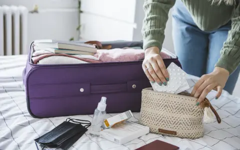 Jak bezpiecznie transportować leki bez lodówki? Poradnik eksperta