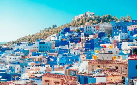 Widok na niebieskie miasto Chefchaouen w Maroku. Turyści czują się tu bezpiecznie, podziwiając architekturę i krajobraz.