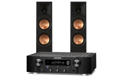 Marantz PM7000N z dwoma czarnymi kolumnami z miedzianymi membranami. Idealny zestaw do słuchania muzyki.
