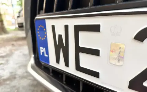 Nowe tablice rejestracyjne z unijnym niebieskim paskiem i godłem Polski. Litery "WE" i hologram.