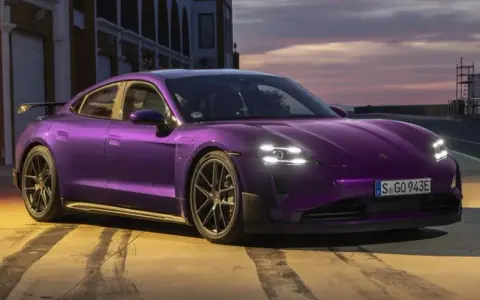 Ein violetter Porsche Taycan, ein Meisterwerk der Elektromobilität, steht im Abendlicht. Verschiedene Porsche Taycan Modelle begeistern mit ihrem Design.