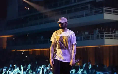 Eminem na scenie, tłum szaleje. Czy to koncert w Polsce?