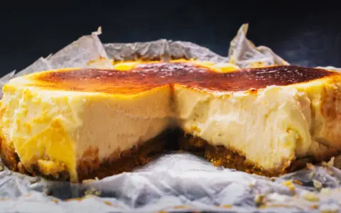 Tarta de queso sin horno, con una corteza dorada y un interior cremoso. Perfecta para cualquier ocasión.