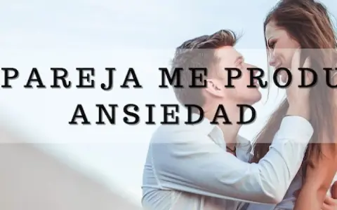 Pareja se mira con ternura, pero la ansiedad puede hacer que mi pareja se aleje.