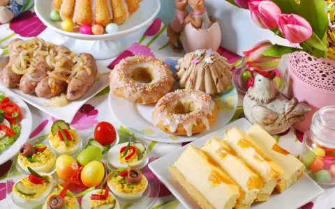 Wielkanocne potrawy: babka, kiełbaski, jajka faszerowane, sernik i słodkości. Lista przysmaków na święta.
