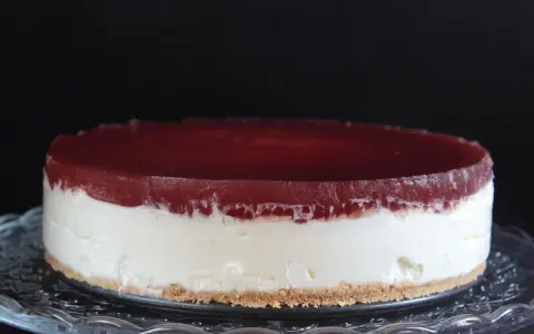 Deliciosa tarta de queso con gelatina de frutos rojos, con una base crujiente de galleta.