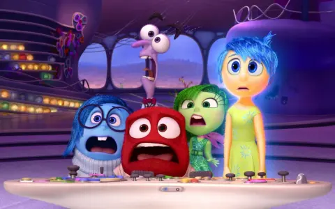 Postacie z filmu edukacyjnego dla młodzieży o emocjach: Radość, Smutek, Gniew, Strach i Wstręt, patrzą z przerażeniem na konsolę sterowania.