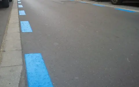 Marcas azules en el asfalto indican zona de aparcamiento regulado. Si no pagaste, así podrías saber si te han multado en zona azul.