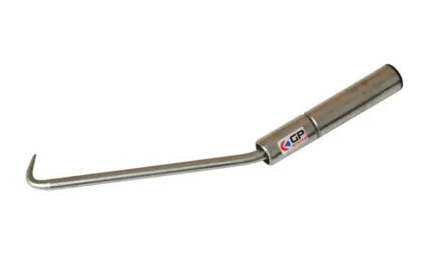 Metalowy klucz do kręcenia zbrojenia, z zakrzywionym haczykiem na końcu i logo GP SYSTEM.
