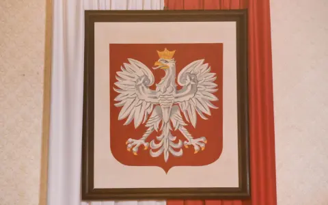 Obraz przedstawia godło Polski – białego orła w koronie na czerwonej tarczy.