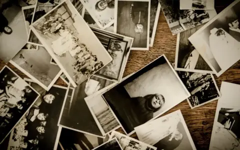 Stare fotografie, świadectwo przeszłości, czekają na cyfryzację zdjęć. Rodzinne portrety, śluby, dziecięce uśmiechy.