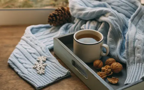 Ciepła herbata, orzechy i miękki sweter tworzą idealną atmosferę na długi weekend listopad.