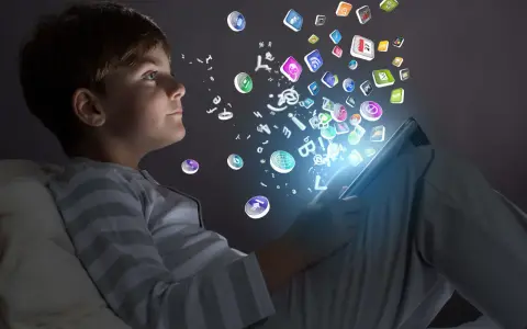 Niño de la generación alfa interactuando con iconos de aplicaciones y letras que flotan desde una tablet.