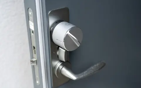 När det är dags att verisure byta batteri på ditt smarta lås, ser du denna moderna silverfärgade enhet på dörren.