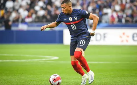 Kylian Mbappé w akcji, kto jest najszybszym piłkarzem na świecie? Jego dynamika na boisku budzi podziw.