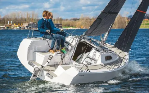 Zwei Männer segeln auf einer SAILART 19 über blaues Wasser.