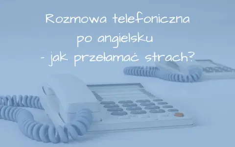 Rozmowa telefoniczna po angielsku - jak przełamać strach? Biały telefon na jasnoniebieskim tle.