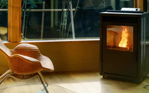 Stufa a pellet moderna con fiamma viva. La sonda ambiente stufa a pellet dove posizionare è fondamentale per un comfort ottimale.