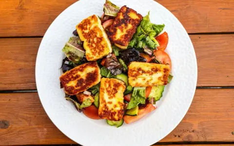 Czy ser halloumi jest zdrowy? Odkryj jego zalety i ryzyka zdrowotne