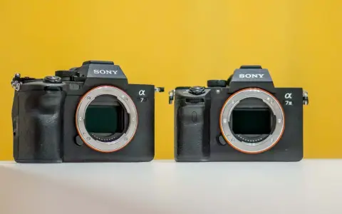 Dwa aparaty Sony Alpha 7, w tym model Sony a7 IIIs, na żółtym tle.