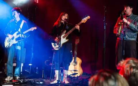 Black Country New Road spelade i Stockholm. Bandet med gitarr, bas och saxofon på scenen.