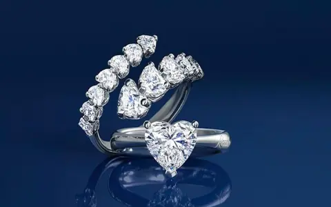 Anello con 5 diamanti a cuore, simbolo di amore eterno. Un gioiello prezioso che racconta una storia.