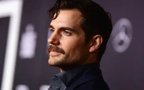Hombre con barba y bigote, un ejemplo de cómo dejarse bigote con estilo.