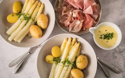 Spargel mit Kartoffeln, Schinken und Sauce Hollandaise – klassisch, was passt zu Spargel!