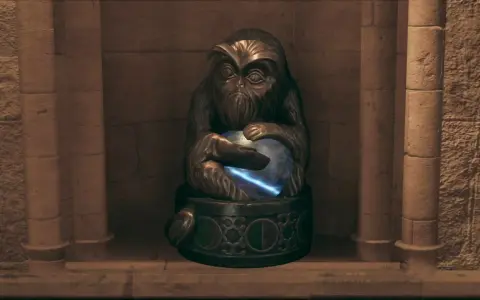 Estatua de un demiguise en Hogwarts, sosteniendo una esfera brillante.