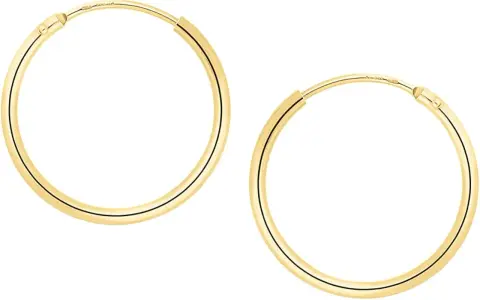 Coppia di orecchini a cerchio in oro 8 carati. Questo significa che sono composti per il 33,3% da oro puro, il resto è una lega.