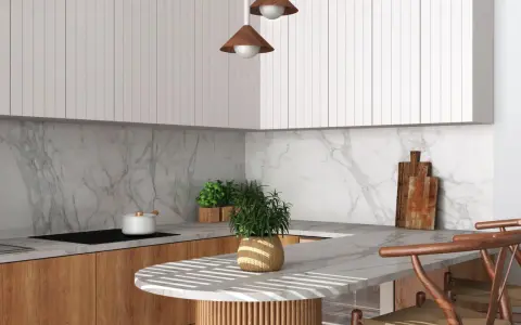 Elegancka styl japandi kuchnia z drewnianymi frontami, marmurowym blatem i minimalistycznymi białymi szafkami. Dwa drewniane krzesła barowe.