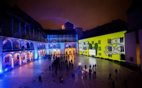 Nocne iluminacje na dziedzińcu zamkowym, przypominające o bogactwie muzeów w Polsce.