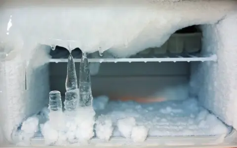 Rozmrażanie zamrażarki bez wyłączania? Poznaj prawdę i bezpieczne metody
