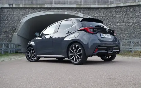 Szary Toyota Yaris GR Sport, zgrabny tył, sportowe felgi. Wiele pozytywnych toyota yaris opinie o tym modelu.