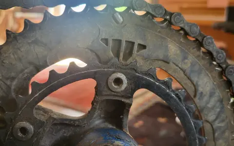 När kedjan hoppar av cykeln kan det se ut så här, med smutsiga kugghjul och en sliten kedja.