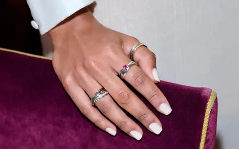 Mano con anelli che raccontano storie, ognuno con un profondo significato. Un tocco di eleganza e un promemoria di legami preziosi.