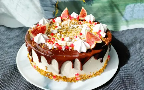 Wyjątkowy tort z polewą czekoladową, figami, granatem i chrupką pistacjową.