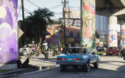Kolorowe murale zdobią filary wiaduktu w słoneczny dzień. Na ulicy ruchliwie: ludzie na motocyklach i quadach, samochody, psy. To scena z GTA 6 online.