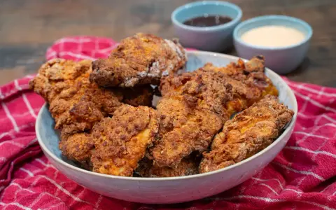 Knuspriges Hähnchen nach KFC-Art, perfekt mit unserem geheimen KFC Marinade Rezept zubereitet. Dazu gibt es Dips.